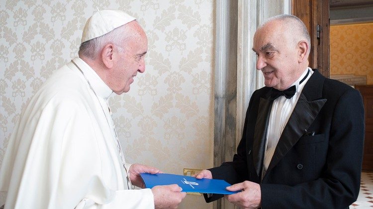 Papa Francisc și ambasadorul României pe lângă Sfântul Scaun, Liviu-Petru Zăpîrțan.