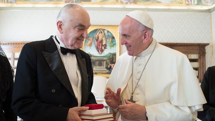 Ambasadorul Liviu-Petru Zăpîrțan, în vizită la papa Francisc cu ocazia prezentării scrisorilor de acreditare în 2016.