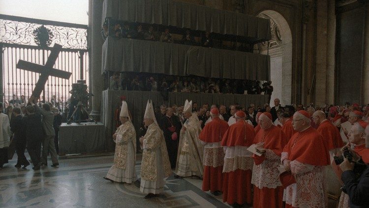 Kryžiaus įteikimas jaunimui. 1984 m. Velykos Vatikane