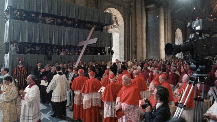 Kryžiaus įteikimas jaunimui. 1984 m. Velykos Vatikane