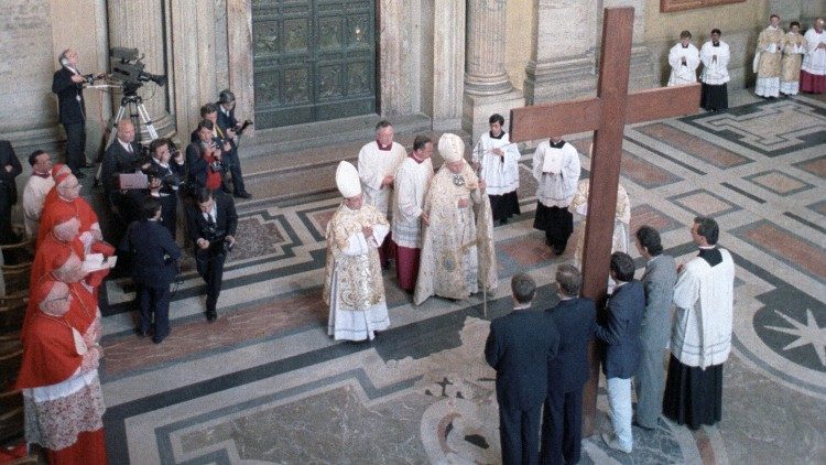 Popiežius šv. Jonas Paulius II įteikia Kryžių jaunimui, 1984 metų Velykos