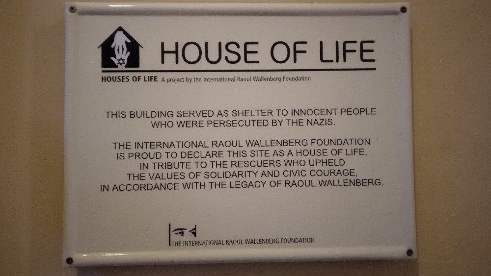 La targa che attesta l’assegnazione del titolo di “House of life” a Villa Mondragone