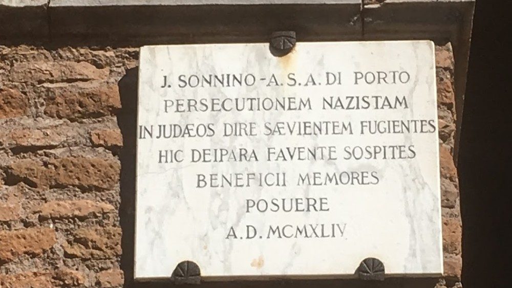 La targa commemorativa all’abbazia delle Tre Fontane 