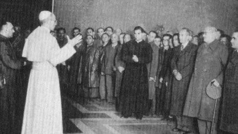 Papež Pij XII. med srečanjem z judi, ki so preživeli koncentracijska taborišča