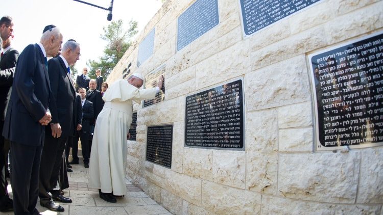 Papst Franziskus an einer jüdischen Gedenkstätte am Tag des Judentums