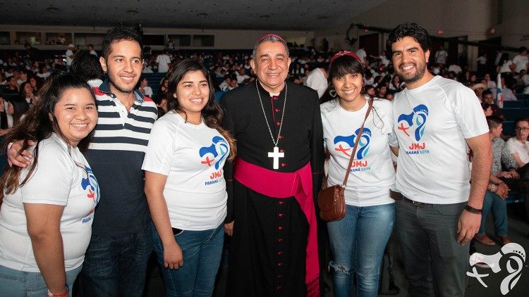 Panamas arhibīskaps ar jauniešiem