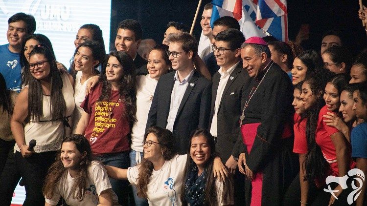 Mons. José Domingo Ulloa Mendieta con i giovani della Gmg