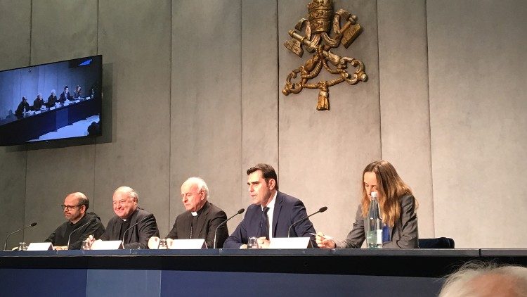 Mons Vincenzo Paglia tra i relatori in Sala stampa vaticana 