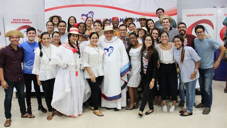 Panamski nadškof z mladimi