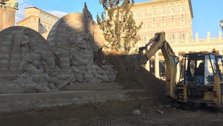 A Szent Péter téren bontják a homokból készült betlehemi jelenetet