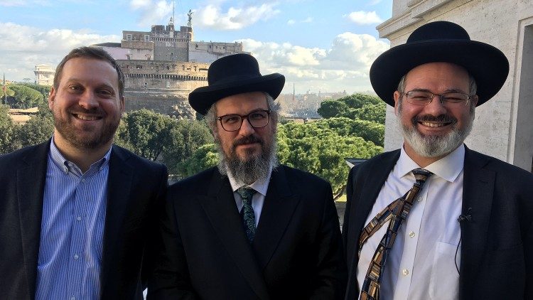 Die drei orthodoxen Rabbiner Jehoschua Ahrens, Yehuda Pushkin und Arie Folger waren beim emeritierten Papst