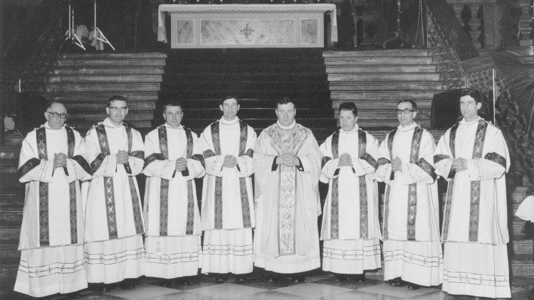 Pirmųjų Italijoje nuolatinių diakonų šventimų dalyviai