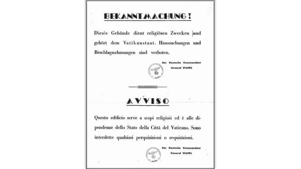 Il cartello  bilingue che interdiceva le perquisizioni in chiese, conventi e istituti religiosi