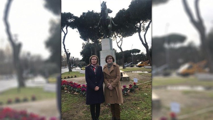Ambasadorja e Shqipërisë pranë Republikës së Italisë, Anila Bitri dhe Ambasadorja e Kosovës pranë Republikës së Italisë, Alma Lama para monumentit të Gjergj Kastriotit Skënderbeut në Romë, 17 janar 2019 