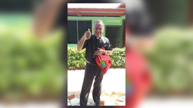 Mons. Silvio Báez, auxiliar de la Arquidiócesis de Managua ya tiene su kit del peregrino