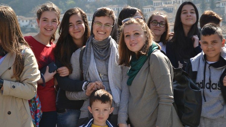 Motra saleziane Malvina Doçi me tё rinjtë