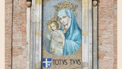 2019.01.21 Vaticano, Piazza di san Pietro, Totus Tuus, mosaico di Madonna.jpg