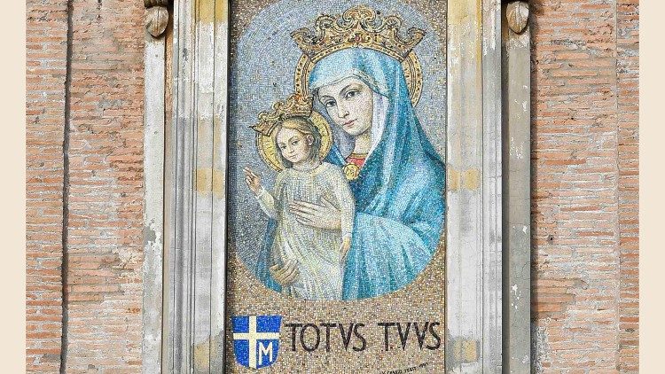 Площад "Свети Петър",  Totus Tuus, мозайка с образа на Дева Мария.