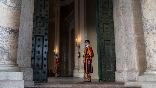 2019.01.21 Vaticano, Porta di bronzo, Guardia Svizzera (2).jpeg