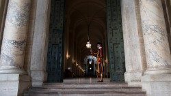 2019.01.21 Vaticano, Porta di bronzo, Guardia Svizzera (3).jpeg