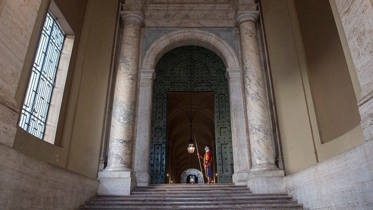Un garde suisse devant la Porte de Bronze, État de la Cité du Vatican