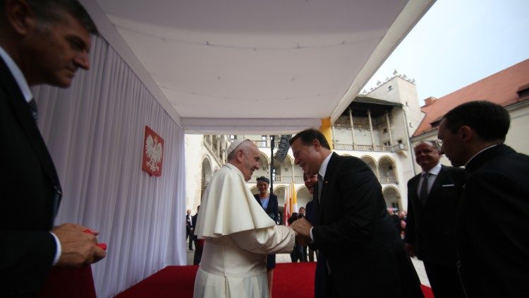 Nel 2016, il Presidente del Panama Juan Carlos Varela che ha accompagnato i giovani del suo Paese a Cracovia, saluta Papa Francesco