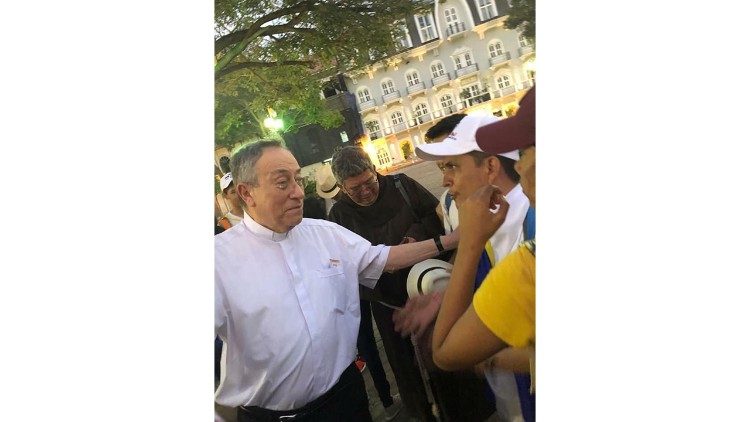 Peregrinos nicaragüenses comparten con Su Eminencia Cardenal Oscar Rodríguez  Maradiaga 