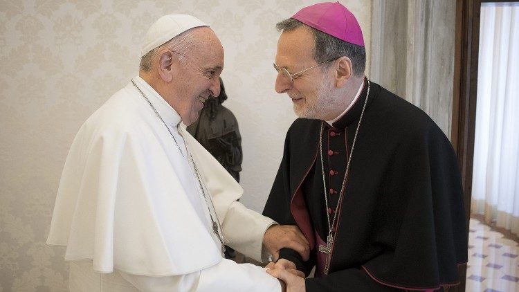 Монсеньор Клаудио Гуджероти с папа Франциск