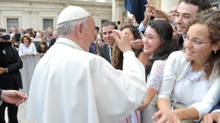 Fabíola e Gustavo recebem a bênção de recém-casados do Papa Francisco, em 2016