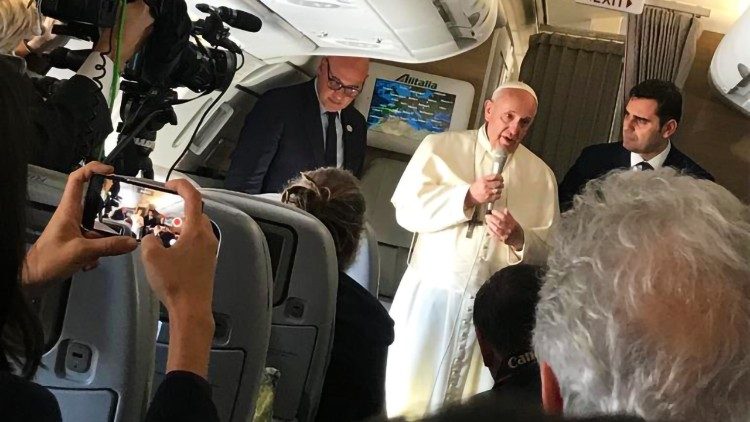 パナマ行きの機内で記者団と言葉を交わす教皇フランシスコ　2019年1月23日