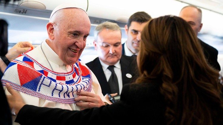 Ferenc pápa az újságírók között a Panamába tartó repülőgépen