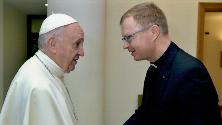 Le père Hans Zollner, ici lors d'un entretien avec le Pape François.