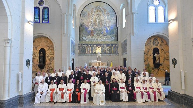 Ferenc pápa a közép-amerikai püspökökkel a panamavárosi Assisi Szent Ferenc templomban
