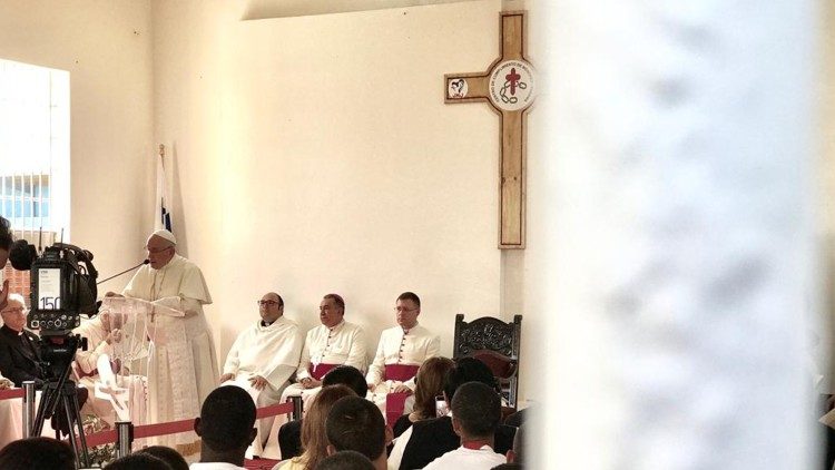 Påven mötte unga intagna i Panama