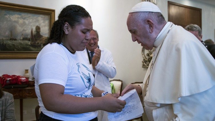 Martha Avila de Scholas Honduras le cantó al Papa y lo emocionó