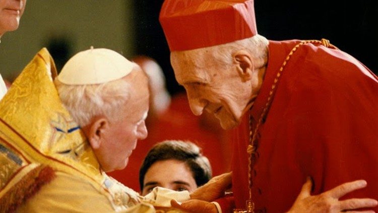 Kardinali Koliqi para Papës Gjon Pali II në Koncistorin  më 26 nëntorit të 1994 kur qe krijuar Kardinal, në Vatikan.