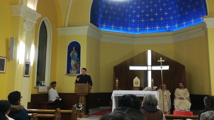 Пастор Даниел Топалски от Методистката църква проповядва в католическия храм "Благовещение" във Варна.