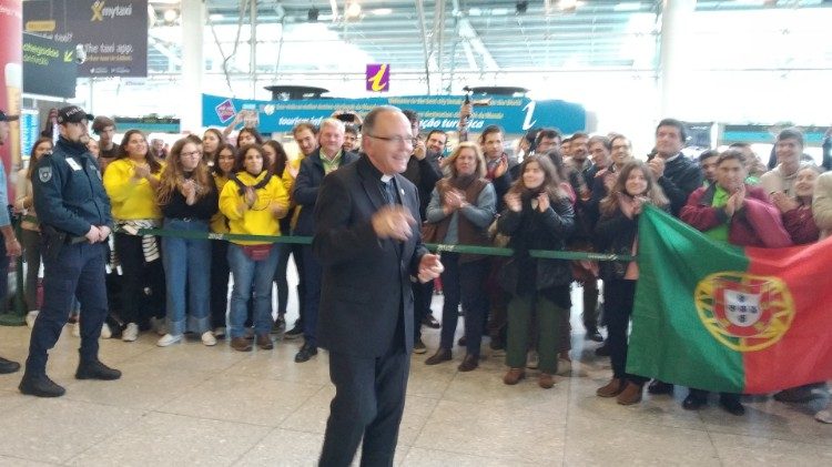 Cardeal Patriarca de Lisboa com jovens no aeroporto Humberto Delgado