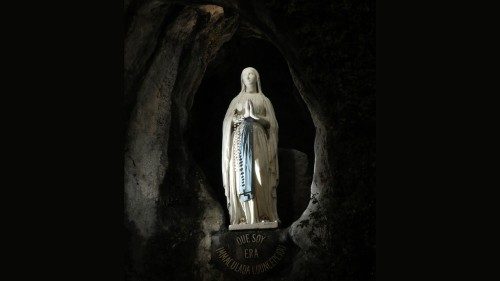 Il Papa prega la Vergine di Lourdes: l'egoismo corrode, apri i nostri cuori agli altri