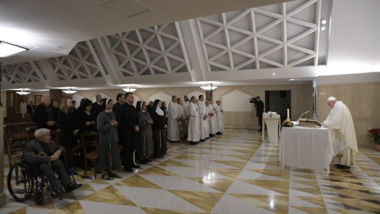 Ferenc pápa a Szent Márta-ház kápolnájában misézik