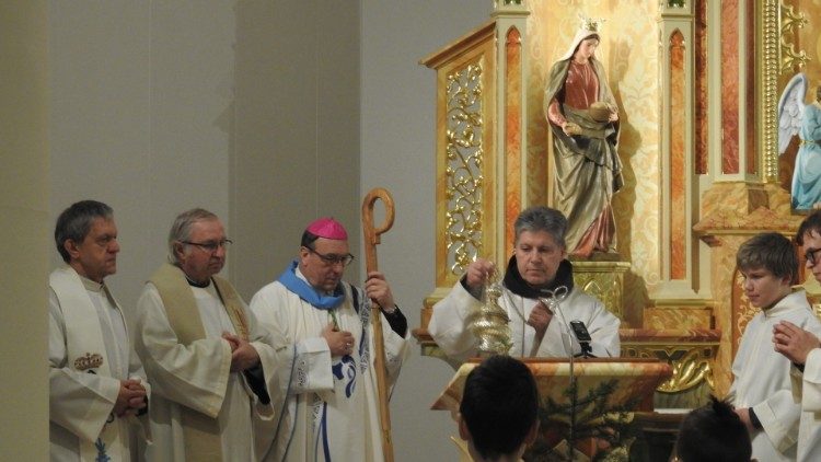 2019.02.02 Mons Alojzij Cvikl ha presieduto la messa in occasione della vita consacrata per arcidiocesi di Maribor 4.jpg