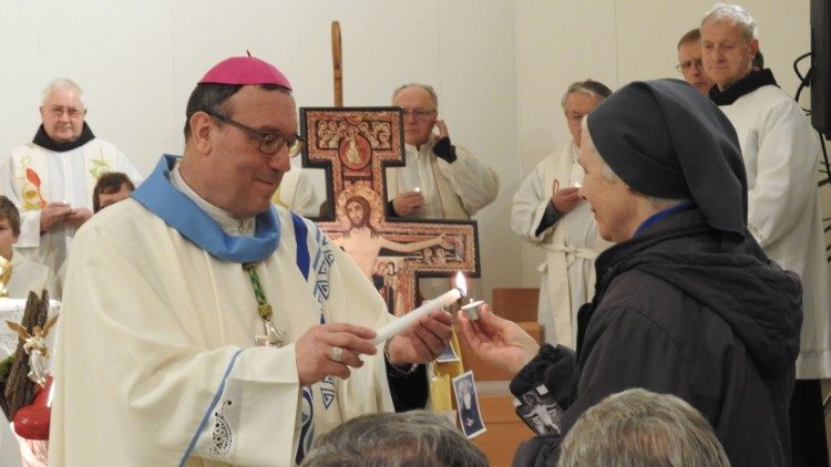 2019.02.02 Mons Alojzij Cvikl ha presieduto la messa in occasione della vita consacrata per arcidiocesi di Maribor 91.jpg
