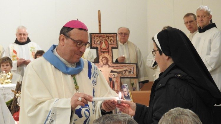 2019.02.02 Mons Alojzij Cvikl ha presieduto la messa in occasione della vita consacrata per arcidiocesi di Maribor 92.jpg