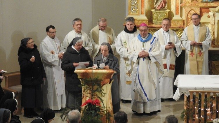 2019.02.02 Mons Alojzij Cvikl ha presieduto la messa in occasione della vita consacrata per arcidiocesi di Maribor 94.jpg