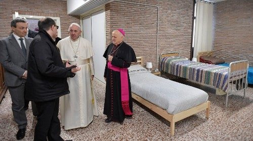Prima della partenza per Abu Dhabi, toccante incontro del Papa con alcuni clochard