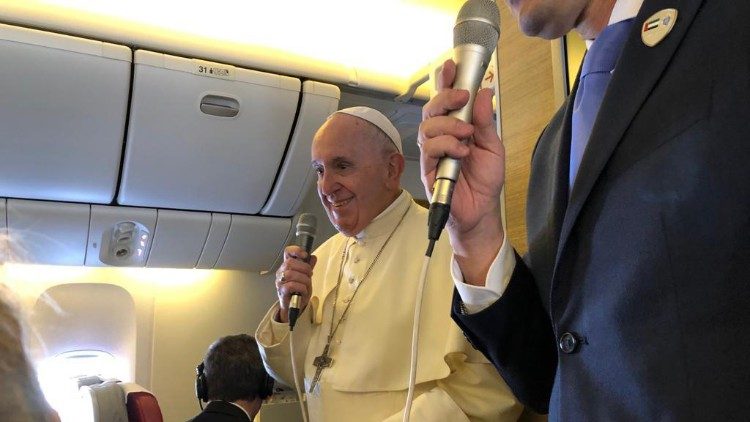 Papst Franziskus spricht auf dem Hinflug nach Abu Dhabi zu den Journalisten