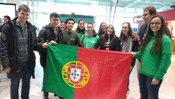 JMJ Jovens no aeroporto de Lisboa.jpg