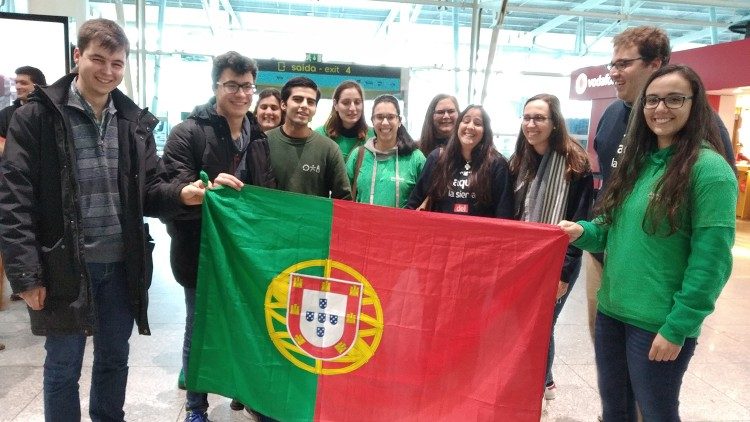 Jovens no aeroporto de Lisboa