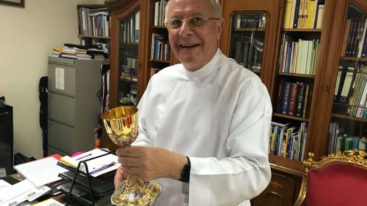 Bischof Hinder mit dem Kelch, den der Papst ihm bei der Heiligen Messe am Dienstag überreicht hatte