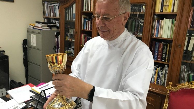 Bischof Paul Hinder mit einem Kelch, den ihm Papst Franziskus in Abu Dhabi schenkte